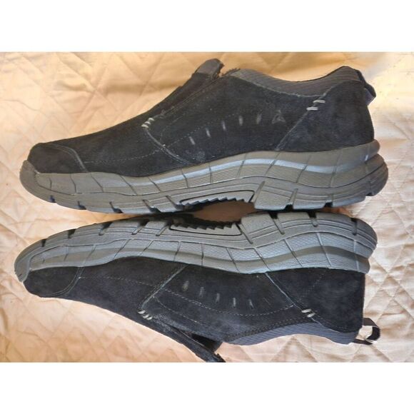 Skechers 13  relaxed fit memory foam Suede slip on, black on black - Picture 5 of 9
